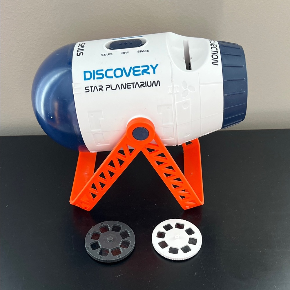 Discovery Star Planetarium projects planets and stars